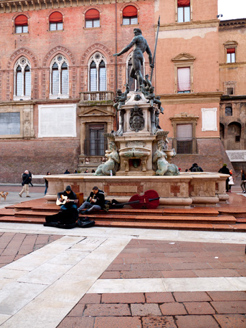 Buskers in Piazza Nettuno in Bologna, Italy.