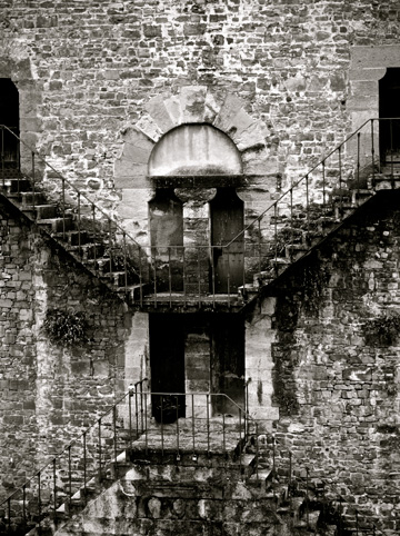 Stone stairs line this building in Florence, Italy