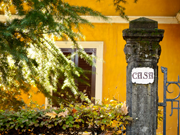A casa sign in Trevarsetolo, Italy